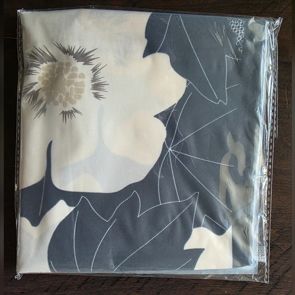 NWT Luxury Monochrome Floral Silky Square Scarf Black & White Botanical Wrap 35" - Picture 7 of 8